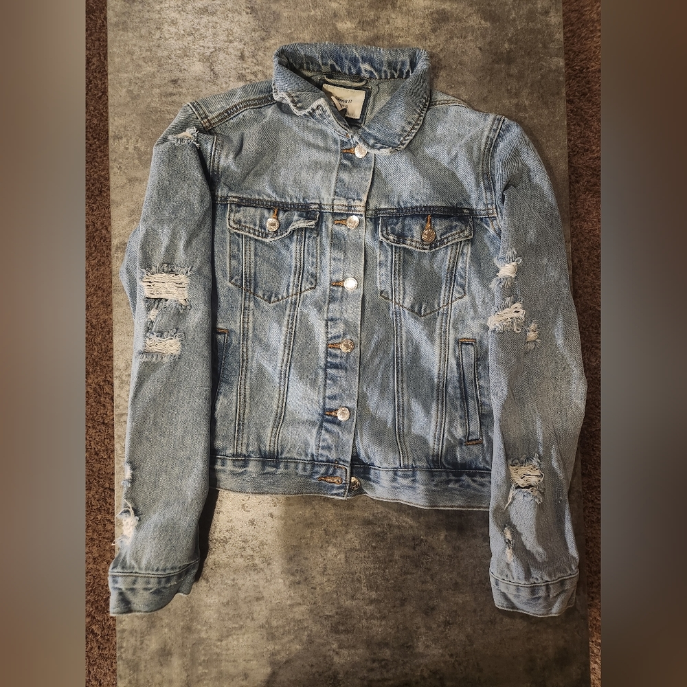 womens medium distressed light wash short denim jacket Forever 21 trendy